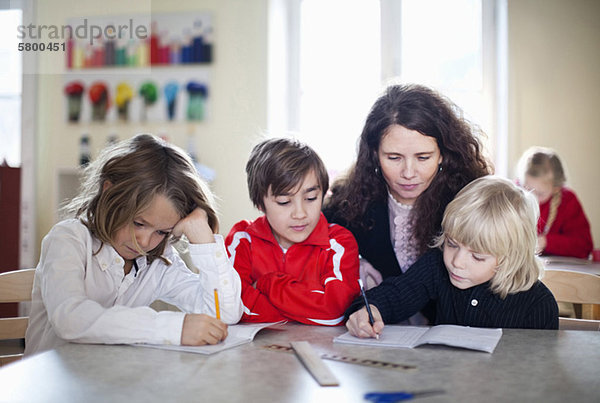 Lehrer und Schüler im Klassenzimmer