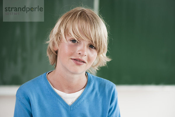 Lächelnder Schüler im Klassenzimmer  Portrait