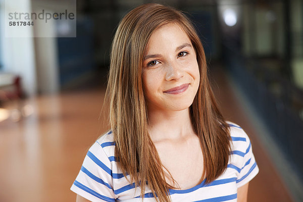 Lächelnde Teenagerin in der Schule  Portrait