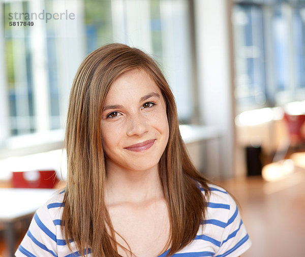 Lächelnde Teenagerin in der Schule  Portrait