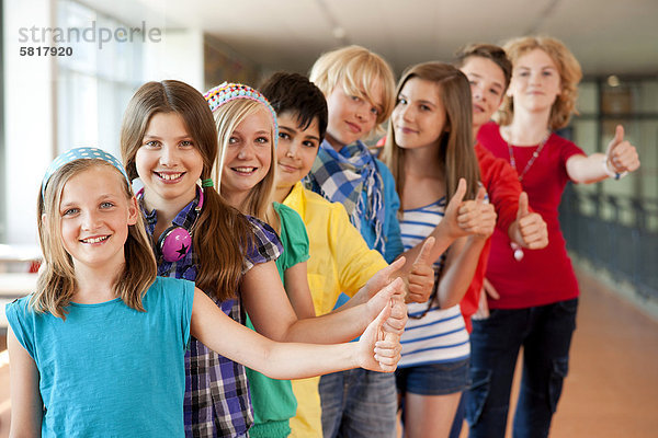 Gruppe von optimistischen Schulkindern