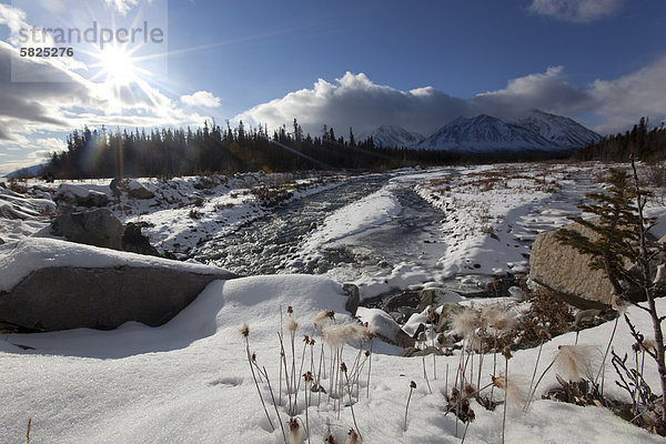 Eisü Schnee und Wasser am zufrierenden Quill Creekü St. Elias Mountainsü Kluane Gebirge hintenü Kluane National Park and Reserveü Yukon Territoryü Kanada