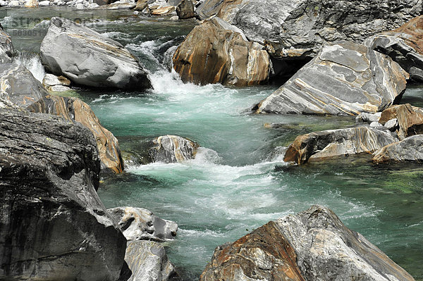 Gebirgsfluss Verzasca  heller Orthogneis  metamorphes Gestein  in das sich die Verzasca tief eingeschnitten hat  Lavertezzo  Valle Verzasca  Tessin  Schweiz  Europa