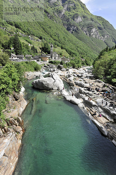 Gebirgsfluss Verzasca  heller Orthogneis  metamorphes Gestein  in das sich die Verzasca tief eingeschnitten hat  Lavertezzo  Valle Verzasca  Tessin  Schweiz  Europa