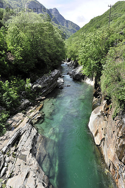 Gebirgsfluss Verzasca  heller Orthogneis  metamorphes Gestein  in das sich die Verzasca tief eingeschnitten hat  Lavertezzo  Valle Verzasca  Tessin  Schweiz  Europa