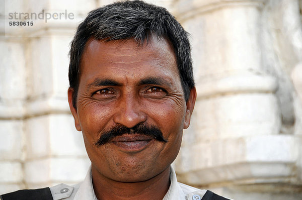 Inder  Wachmann  Portrait  Ranakpur  Rajasthan  Nordindien  Asien