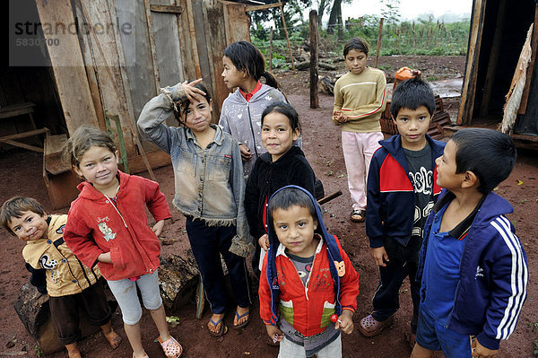 Kinder von landlos gewordenen Kleinbauernfamilien  ihre Eltern wurden von Investoren und Großgrundbesitzern von ihrem Land vertrieben  Landgrabbing  und leben nun in provisorischen Hütten am Straßenrand  Distrikt Carlos Antonio Lopez  Provinz Itapua  Paraguay  Südamerika