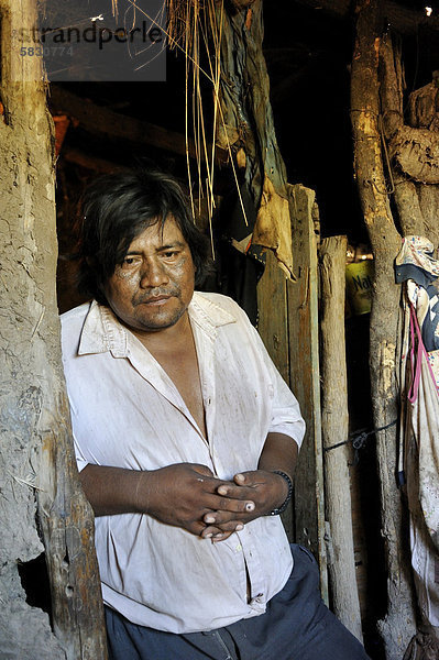 Mann in der Tür zu seiner ärmlichen Hütte  Gemeinde des indigenen Volkes der Wichi  Comunidad Tres Pocos  Provinz Formosa  Argentinien  Südamerika