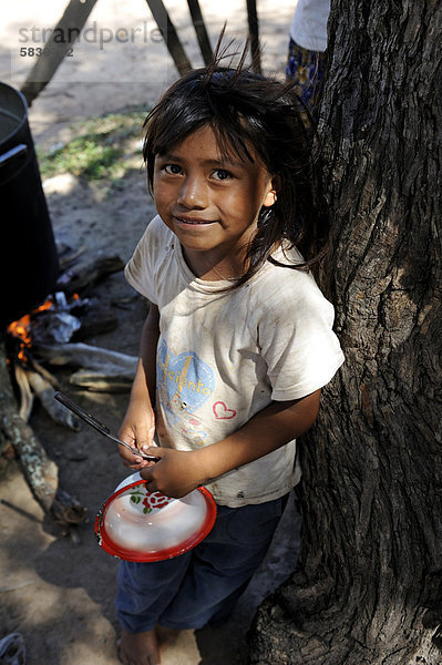 Mädchen  Gemeinde des indigenen Volkes der Wichi  Comunidad Tres Pocos  Provinz Formosa  Argentinien  Südamerika