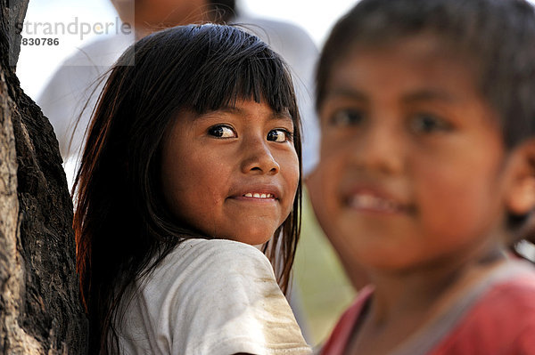 Kinder  Portrait  Gemeinde des indigenen Volkes der Wichi  Comunidad Tres Pocos  Provinz Formosa  Argentinien  Südamerika