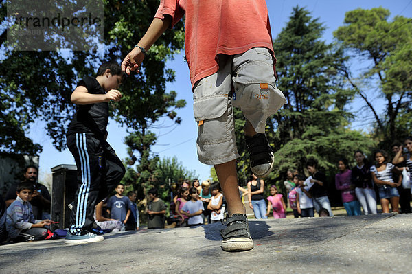 'Junge tanzt zu Hip-Hop-Musik  Street Dance  Organisation ''El Culebron Timbal''  Cuartel V  Moreno  Buenos Aires  Argentinien  Südamerika'