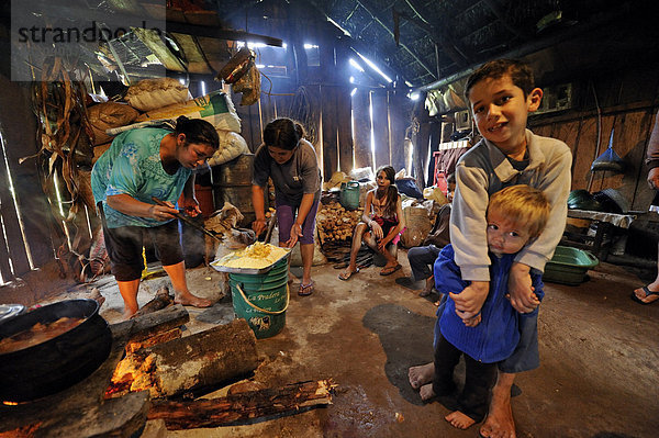 Frauen bereiten in einfacher Küche auf offenem Feuer das traditionelle Gericht Bory Bory zu  Suppe mit Maisnockerl als Einlage  Comunidad Martillo  Caaguazu  Paraguay  Südamerika