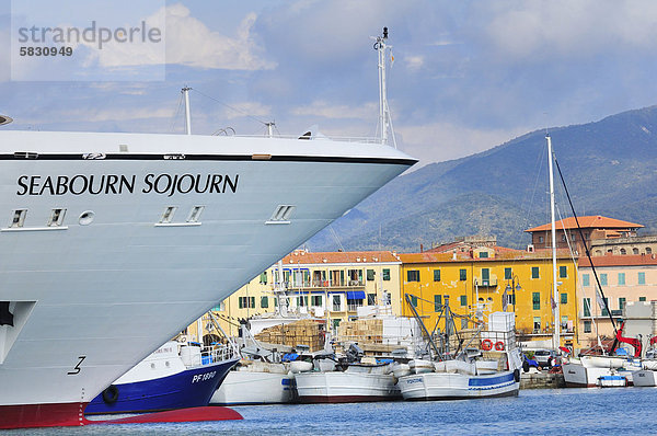 Das Kreuzfahrtschiff Seabourne Sejourn im Hafen von Portoferraio  Elba  Toskana  Italien  Europa
