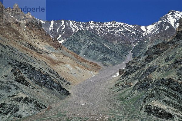 Farbiges Gestein  schroffe Berglandschaft bei Kargyak  Zanskar  Ladakh  indischer Himalaya  Jammu und Kaschmir  Nordindien  Indien  Asien