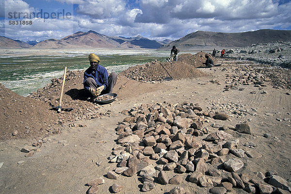 Straßenarbeiter aus dem Bundesstaat Bihar  Straßenbau  nahe Salzsee Tso Khar oder Tsokhar  Changthang  Ladakh  indischer Himalaya  Jammu und Kaschmir  Nordindien  Indien  Asien