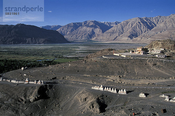 Chörten am Kloster Deskit oder Diskit  Gompa  Hunder  Nubra-Tal  Ladakh  Jammu und Kaschmir  indischer Himalaya  Nordindien  Indien  Asien
