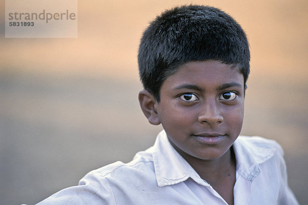 Junge in weißem Hemd  Porträt  Ganpatipule oder GanapatipulÈ  Ratnagiri-Distrikt  Konkan-Küste  Maharashtra  Indien  Asien