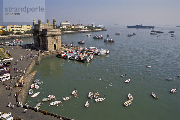 Boote  Gateway of India  berühmtestes Wahrzeichen von Mumbai  erbaut zur Erinnerung an den Besuch von König Georg V. und seiner Frau Mary 1911  Colaba  Mumbai oder Bombay  Maharashtra  Indien  Asien