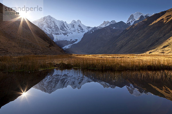 Morgensonne und Berggipfel spiegeln sich in der Laguna Jahuacocha  Cordillera Huayhuash  Peru  Südamerika