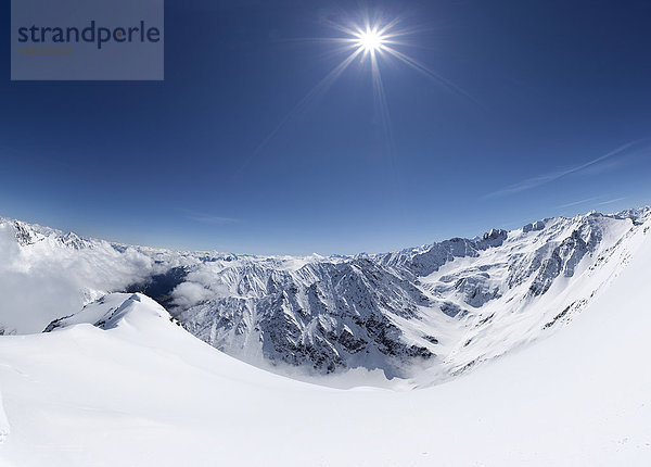 Gipfelpanorama vom Gaiskogel im Winter mit Sonne  Stubaier und Ötztaler Alpen  Nordtirol  Tirol  Österreich  Europa