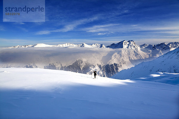 Skitourengeherin in der Nebeldecke  Sellrainer Berge  Stubaier Alpen  Nordtirol  Tirol  Österreich  Europa