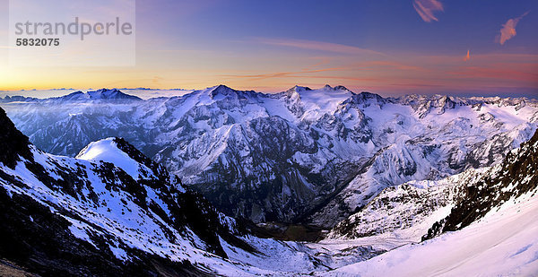 Morgenrot kurz vor Sonnenaufgang auf der Ruderhofspitze mit Blick auf die Stubaier Alpen  Nordtirol  Tirol  Österreich  Europa