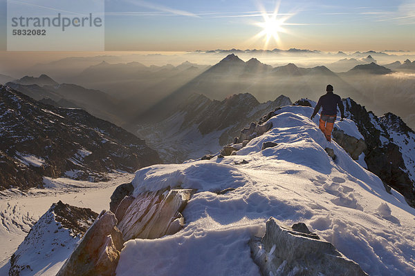 Sonnenaufgang auf der Ruderhofspitze  Alpenhauptkamm  Stubaier Alpen  Nordtirol  Tirol  Österreich  Europa