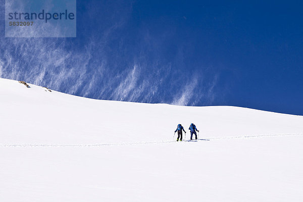 Zwei Skitourengeher im Föhnsturm  Zischgeles  Stubaier Alpen  Tirol  Österreich  Europa