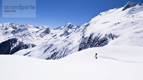 Skifahrerin am Zischgeles  Stubaier Alpen  Nordtirol  Tirol  Österreich  Europa