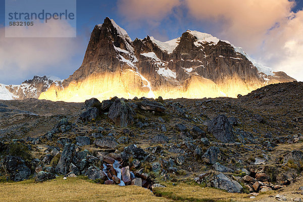 Felswand erstrahlt im Morgenlicht  Nevado Cuyoc  Cordillera Huayhuash  Anden  Peru  Südamerika