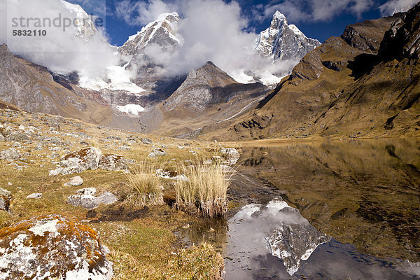 Nevado Jirishanca spiegelt sich in der Laguna Carhuacocha  Laguna Carhuacocha  Cordillera Huayhuash  Anden  Peru  Südamerika