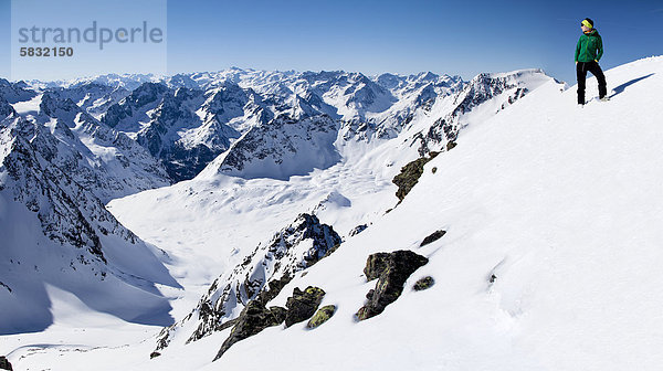 Gipfelblick mit junger Frau vom Winnebacher Weißkogel  Blick auf Stubaier und Ötztaler Alpen  Nordtirol  Tirol  Österreich  Europa