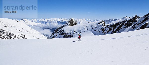 Skifahrerin am Zischgeles  Stubaier Alpen  Nordtirol  Tirol  Österreich  Europa