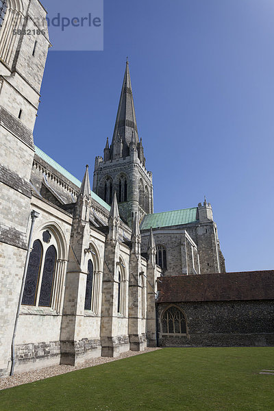 Außenansicht des südlichen Querschiffes der Kathedrale von Chichester  Chichester  West Sussex  England  Großbritannien  Europa