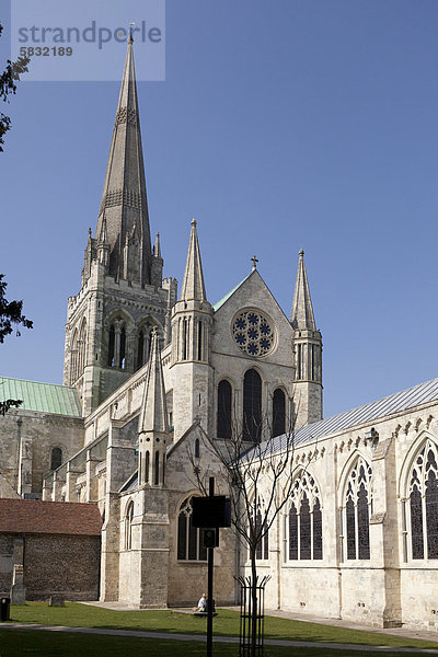Die südwestliche Fassade der Kathedrale von Chichester  Chichester  West Sussex  England  Großbritannien  Europa