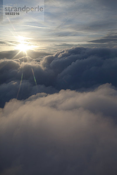 Sonnenschein über den Wolken  aus einem Flugzeug
