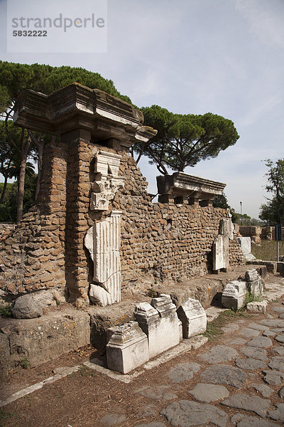 Porta Romana  Bruchstücke an den Ruinen der antiken Hafenstadt Ostia  Ostia Antica  Italien  Europa