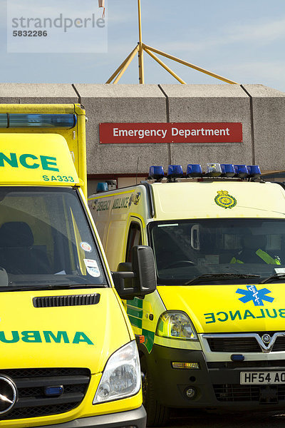 Krankenwagen parken vor der Notaufnahme des Royal Bournemouth Hospital  Bournemouth  Dorset  England  Großbritannien  Europa