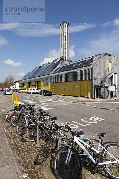 Industrielle Solarzellen auf dem Technikgebäude eines Krankenhauses  Bournemouth  Dorset  England  Großbritannien  Europa