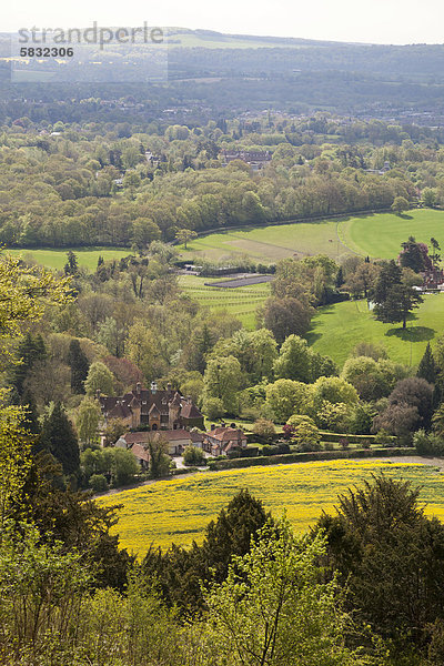 Blick auf das Dorf Steep von Aussichtspunkt in Ashford Hangers oberhalb des Dorfes  Hampshire  England  Großbritannien  Europa