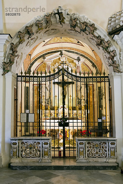 Innenansicht  Altar mit Kapelle in der Santa Maria del Soccorso Kirche  Forio  Altstadt  Insel Ischia  Kampanien  Süditalien  Italien  Europa