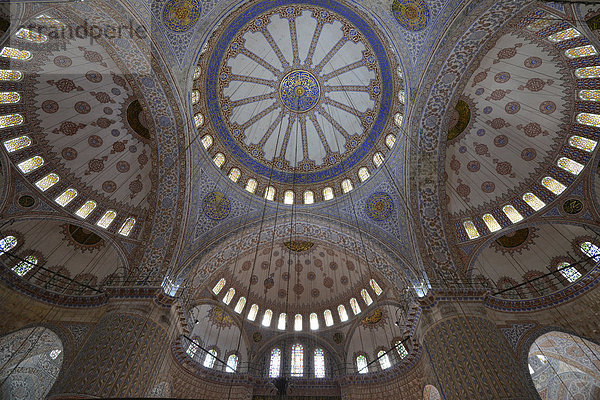 Dachgewölbe  verzierte Kuppeln  Innenaufnahme Sultan-Ahmed-Moschee oder Blaue Moschee  Sultanahmet  Altstadt  Istanbul  Türkei  Europa