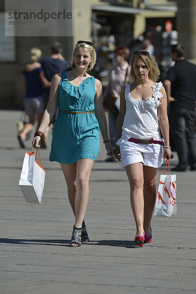 Junge Frauen  Freundinnen  beim Shopping  Shoppen  Einkaufen  Königsstraße  Stuttgart  Baden-Württemberg  Deutschland  Europa  ÖffentlicherGrund