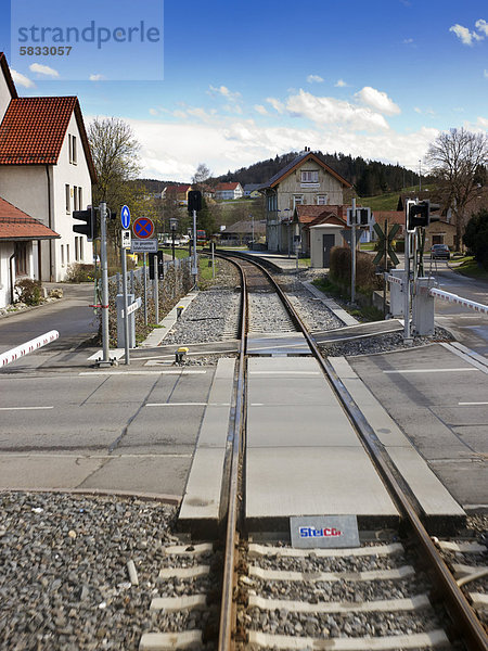 'Einfahrt in den Bahnhof Gomadingen  Strecke der Schwäbischen-Alb-Bahn  SAB  von Gammertingen nach Münsingen