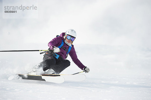 Skifahren auf verschneiter Piste