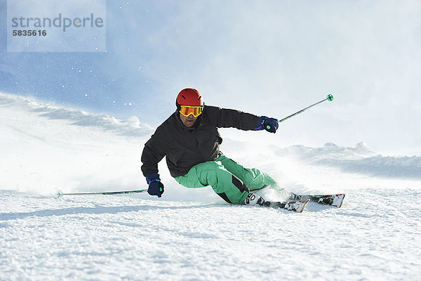 Skifahren auf verschneiter Piste