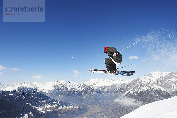 Skispringen abseits der verschneiten Piste