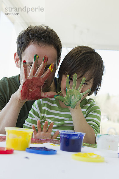 Vater und Sohn Fingermalerei zusammen