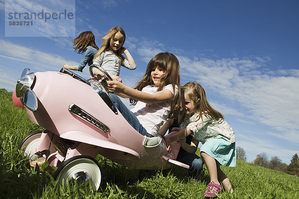 Mädchen fahren Spielzeugflugzeug im Freien
