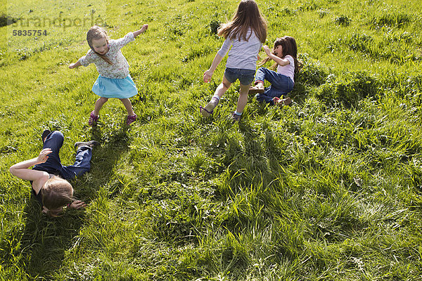 Zusammenhalt  Feld  Mädchen  spielen